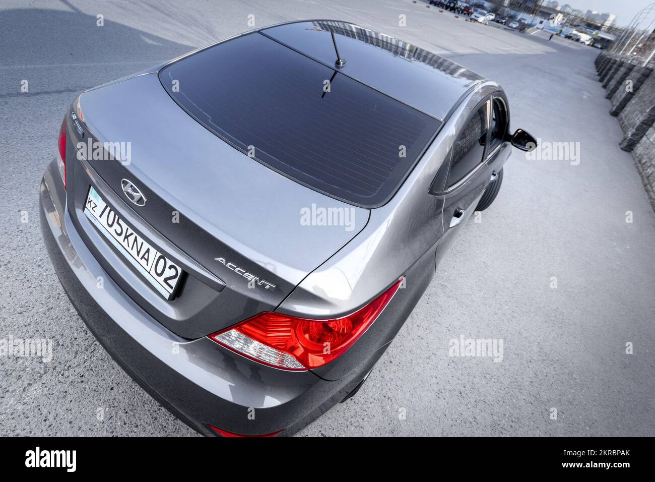Hyundai accent de couleur grise, vue du dessus et de l'arrière Banque D'Images