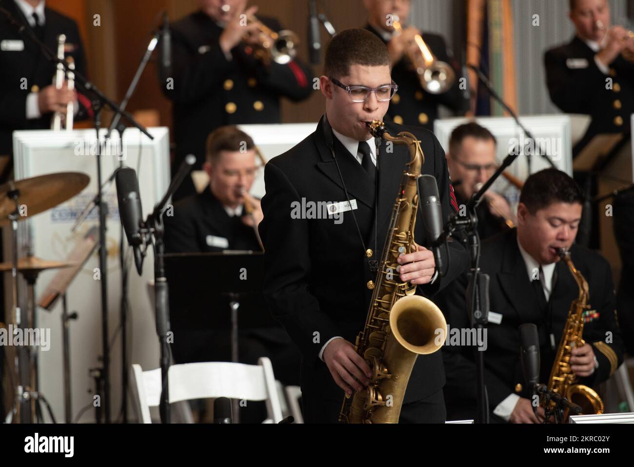 221112-N-PG545-1066, la Nouvelle-Orléans, Louisiane (12 novembre 2022) musicien 1st classe Justin Mendez, de Yonkers, New York, se produit aux États-Unis Navy Band Commodores au Musée national de la Seconde Guerre mondiale à la Nouvelle-Orléans, Louisiane. Les Commodores ont donné dix-sept concerts dans cinq États au cours de leur tournée de 22 jours reliant les communautés de la nation à leur Marine. Banque D'Images