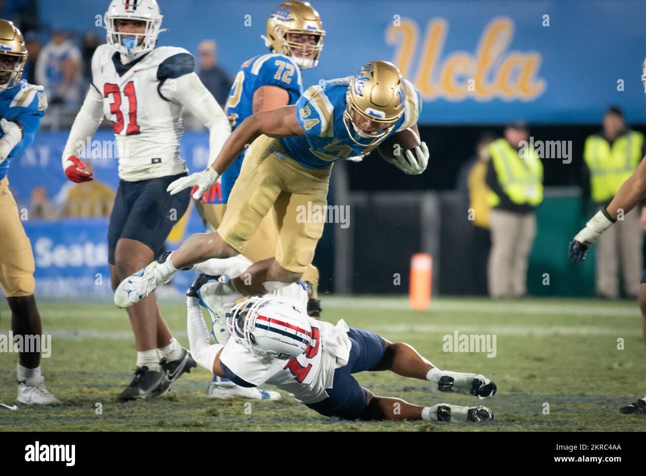 UCLA Bruins Running Back Zach Charbonnet (24 ans) court le ballon lors d'un match de football universitaire NCAA contre les Wildcats de l'Arizona. Les Wildcats ont battu les Bruins 34-28 le samedi 12 novembre 2022 à Pasadena, Calif (Ed Ruvalcaba/image of Sport) Banque D'Images