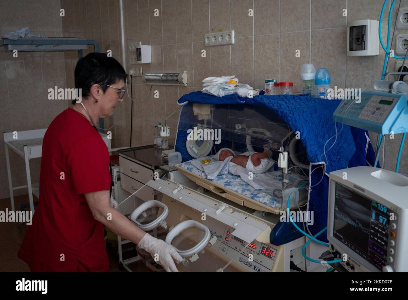 Une infirmière s'occupe d'un bébé prématuré à 4 avril 2022, à l'hôpital de maternité n° 5, dans la ville portuaire d'Odesa, dans le sud de l'Ukraine. Banque D'Images