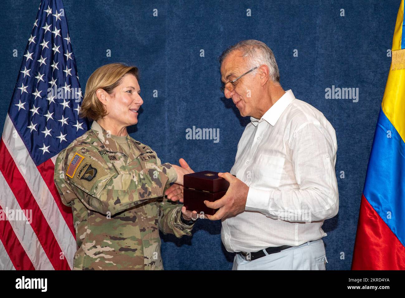 CARTAGENA, Colombie (14 novembre 2022)--Genèse Laura Richardson, commandant des États-Unis Southern Command, présente un cadeau à Ivan Velasquez Gomez, ministre de la Défense de la Colombie, après une visite du navire-hôpital USNS Comfort (T-AH 20) pendant la promesse continue 2022, à Cartagena, en Colombie, le 14 novembre 2022. Comfort est déployé à la flotte américaine 4th afin de soutenir la poursuite de Promise 2022, une mission d'aide humanitaire et de bonne volonté qui mène des soins médicaux directs, des soins vétérinaires expéditionnaires et des échanges d'experts en la matière avec cinq pays partenaires des Caraïbes, d'Amérique centrale et d'Amérique du Sud. Banque D'Images