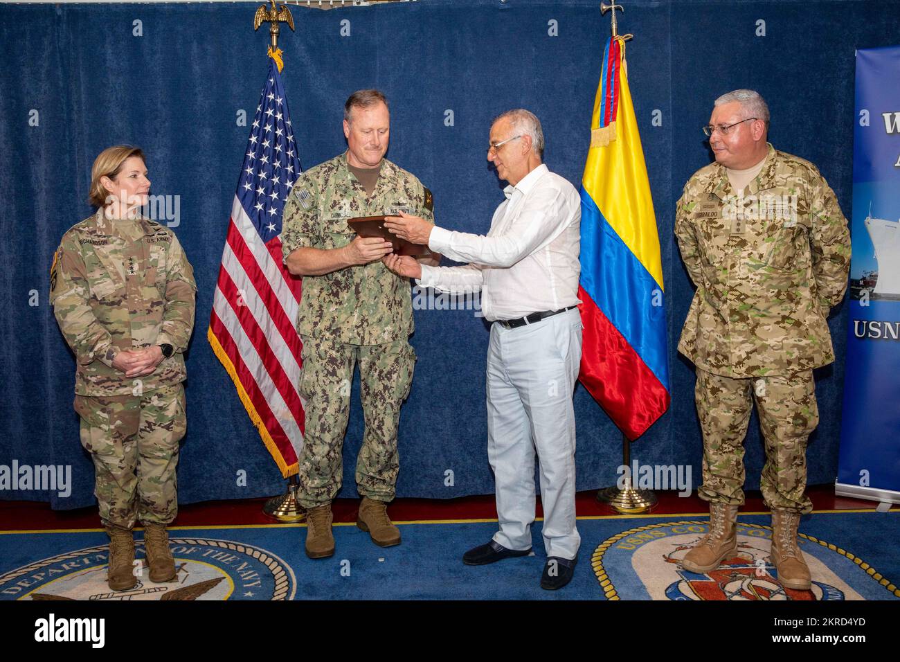 Le capitaine Bryan Carmichael, commodore de l'escadron amphibie (PHIBRON) 4, reçoit un cadeau d'Ivan Velasquez Gomez, ministre de la Défense de la Colombie, après une visite du navire-hôpital USNS Comfort (T-AH 20) lors de la promesse continue 2022, à Cartagena, en Colombie, le 14 novembre 2022. Comfort est déployé à la flotte américaine 4th afin de soutenir la poursuite de Promise 2022, une mission d'aide humanitaire et de bonne volonté qui mène des soins médicaux directs, des soins vétérinaires expéditionnaires et des échanges d'experts en la matière avec cinq pays partenaires des Caraïbes, d'Amérique centrale et d'Amérique du Sud. Banque D'Images