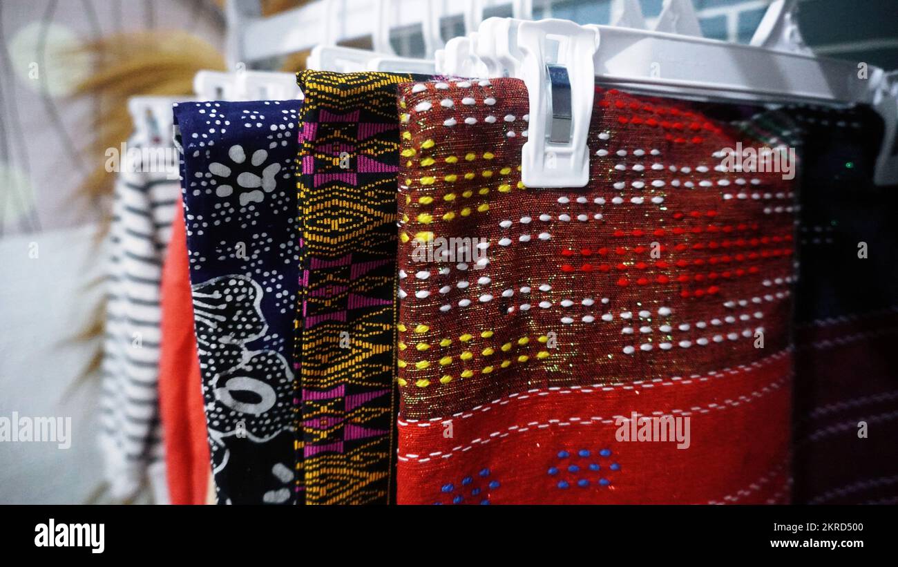 gros plan sur le tissu ulos dans le marché de la mode. Ulos est l'habillement vintage traditionnel de la tribu Batak dans le nord de Sumatra. Culture indonésienne Banque D'Images
