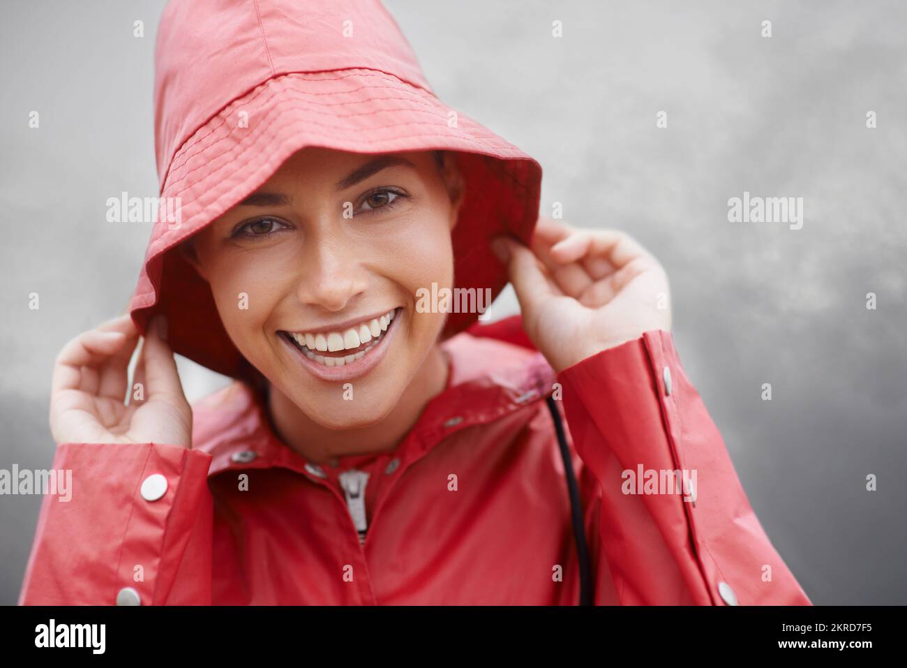 Je suis prêt pour la pluie. une jeune femme attrayante debout sous la pluie. Banque D'Images