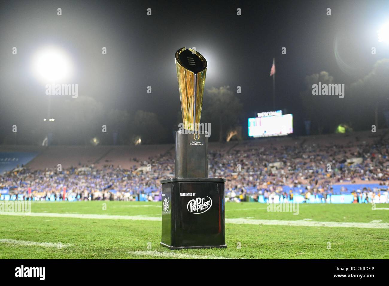 Le trophée du championnat national de football américain College Playoff est placé sur la touche lors d'un match de football NCAA entre les Bruins UCLA et les Washington Banque D'Images