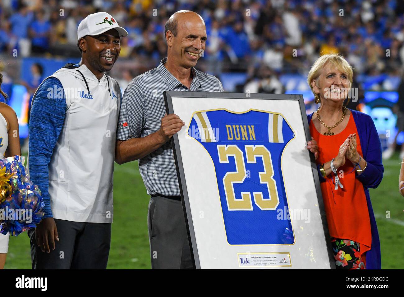 L'ancien PDG du Rose Bowl Stadium Darryl Dunn est honoré lors d'un match de football de la NCAA entre les Bruins de l'UCLA et les Huskies de Washington, le vendredi 3 septembre Banque D'Images