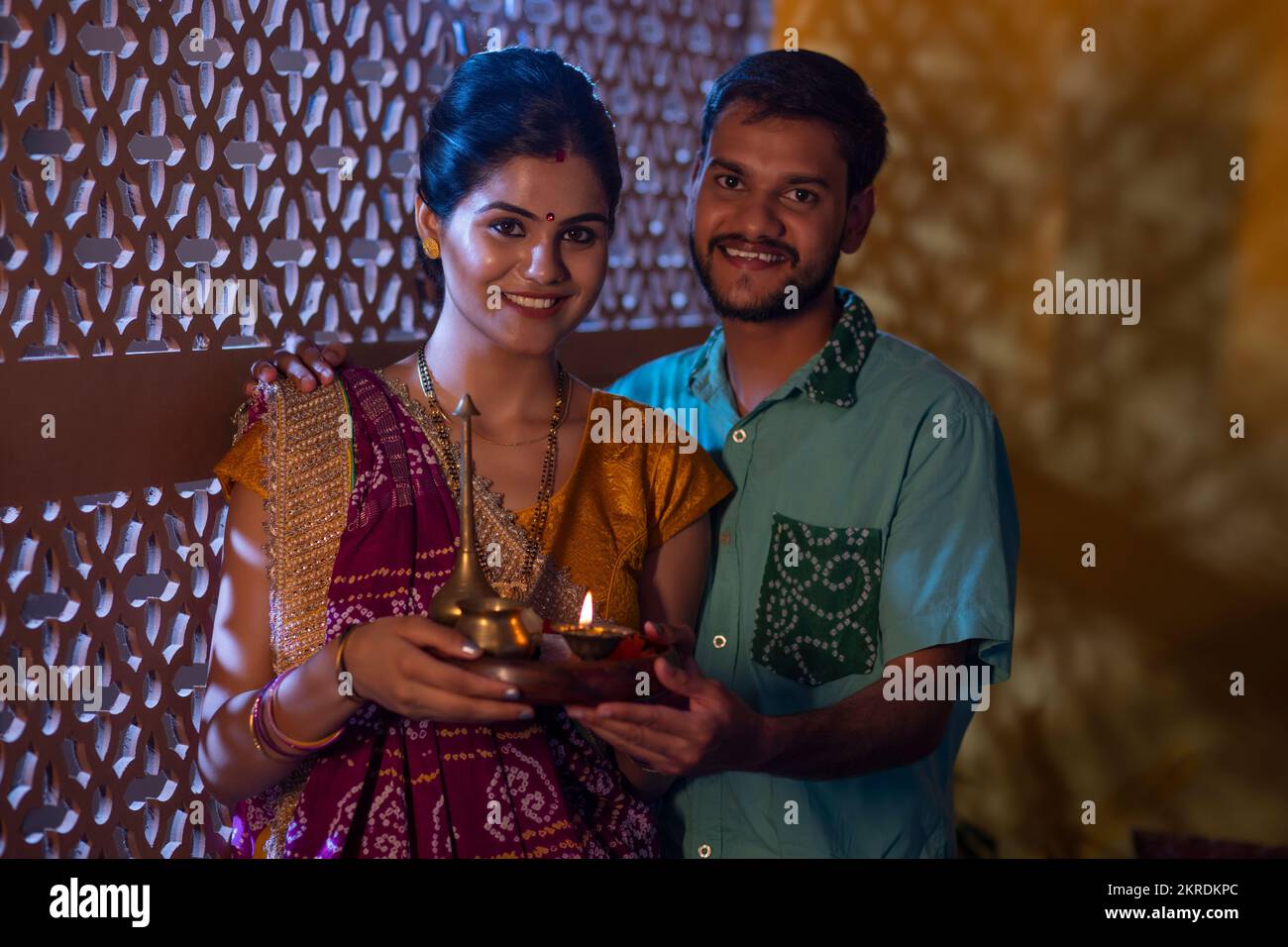 Portrait d'un couple Gujrati heureux debout avec un puja thali Banque D'Images
