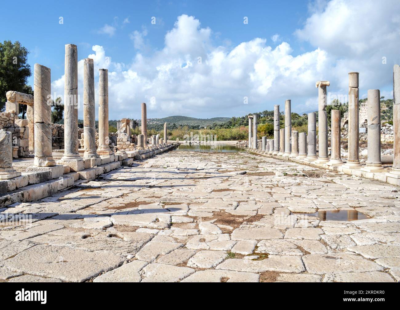 Antalya, Turquie - avril 2014 : rangée de colonnes et de ruines dans la ville antique de Patara Banque D'Images