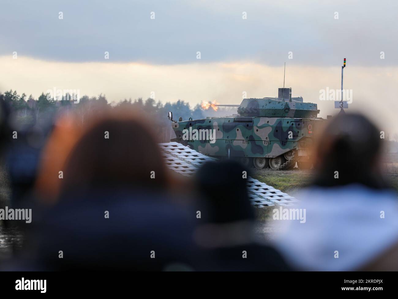 Le nouveau véhicule de combat d'infanterie polonais, le Borsuk (Badger) pour la Brigade d'infanterie mécanisée des Forces armées polonaises 15th, lance son canon 30mm pour une démonstration d'armes lors du dévoilement devant les participants, dont Mariusz Blaszczak, vice-Premier ministre de la Pologne, ministre de la Défense nationale, Les soldats du groupement tactique de la présence avancée renforcée de l'OTAN (EFP) affectés au bataillon 3rd, 8th Cavalry Regiment, 3rd Armored Brigade combat Team, 1st Cavalry Division (3-1 ABCT) sous le contrôle opérationnel de la 1st Infantry Division (1 ID), les Royal Lanciers, troupe du Prince of Whales, Romanian Sky Banque D'Images
