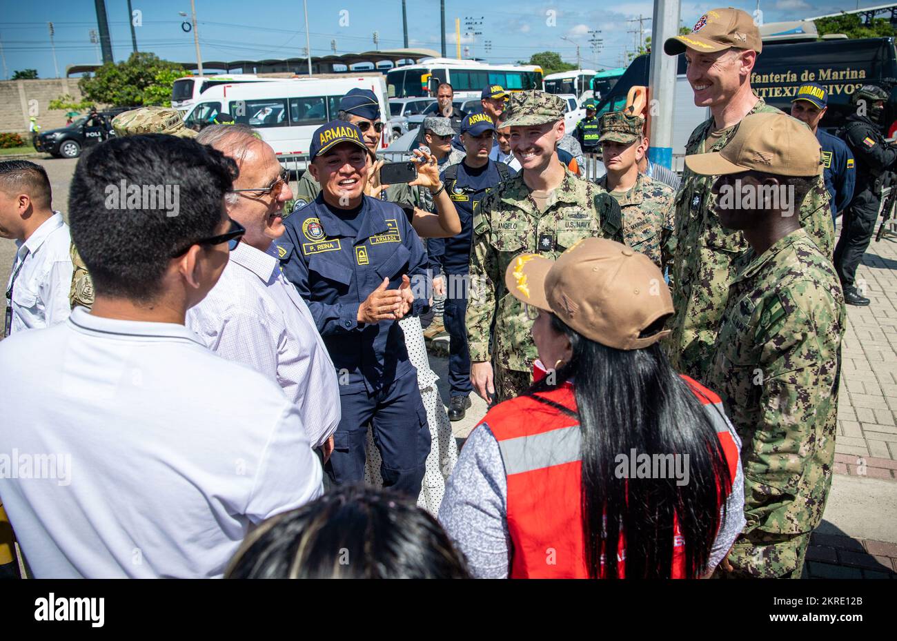 221115-N-TR141-1159 CARTAGENA (Colombie) (15 novembre 2022) Iván Velásquez Gomez, ministre de la Défense de la Colombie, et les dirigeants des forces militaires colombiennes, visitent un site médical établi au Colisée sportif de combat et de gymnastique lors de la promesse continue 2022 à Cartagena (Colombie), le 15 novembre 2022. Continuing Promise 2022 est une mission d'assistance humanitaire et de bonne volonté qui mène des soins médicaux directs, des soins vétérinaires expéditionnaires et des échanges d'experts en la matière avec cinq pays partenaires des Caraïbes, d'Amérique centrale et d'Amérique du Sud. Banque D'Images