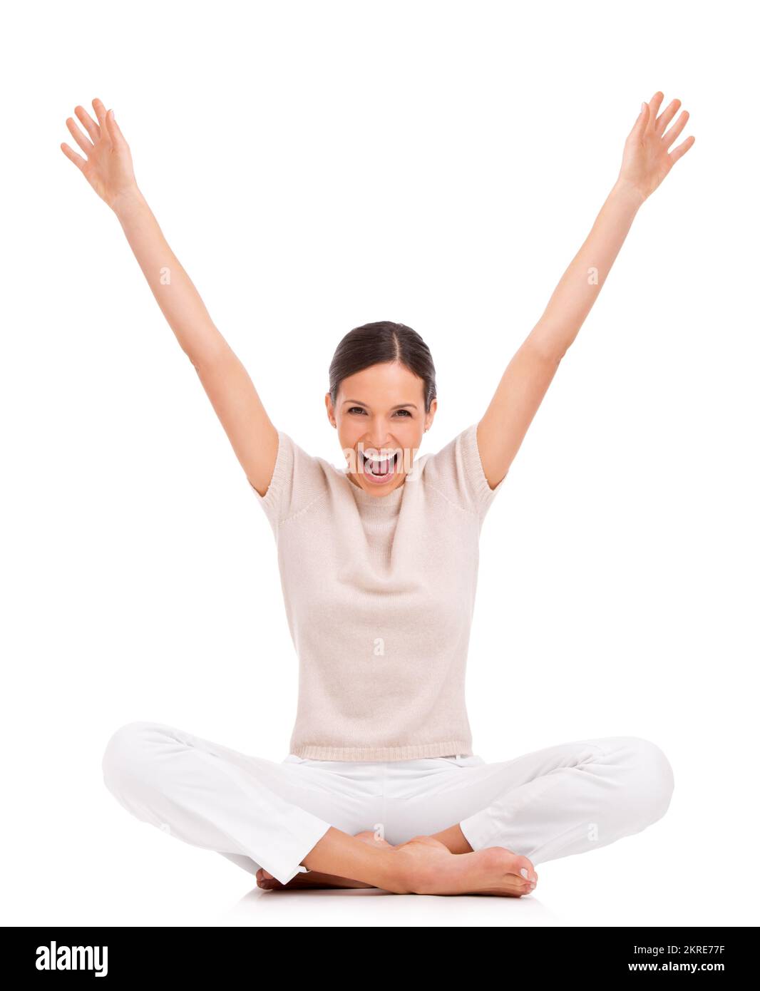 Mon blog est non 1. Une jeune femme assise avec ses bras levés dans la victoire. Banque D'Images