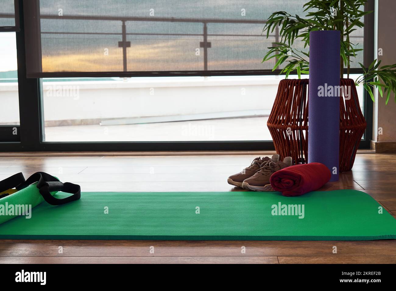 Centre aérobie vide avec tapis d'exercice et équipement d'étirement. Sport et activité Banque D'Images