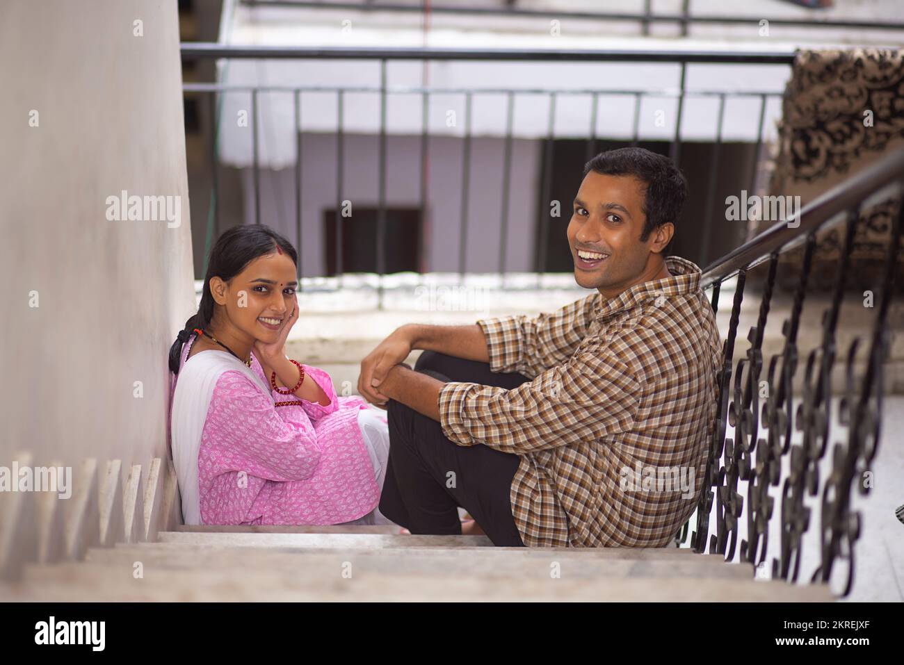 Vue en angle du dessus d'un jeune couple assis ensemble sur un escalier Banque D'Images