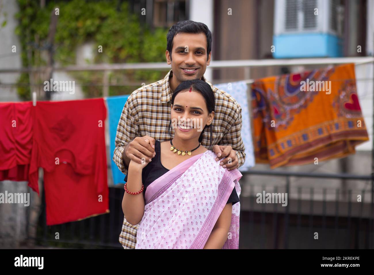 Portrait d'un jeune couple heureux debout ensemble dans l'arrière-cour Banque D'Images