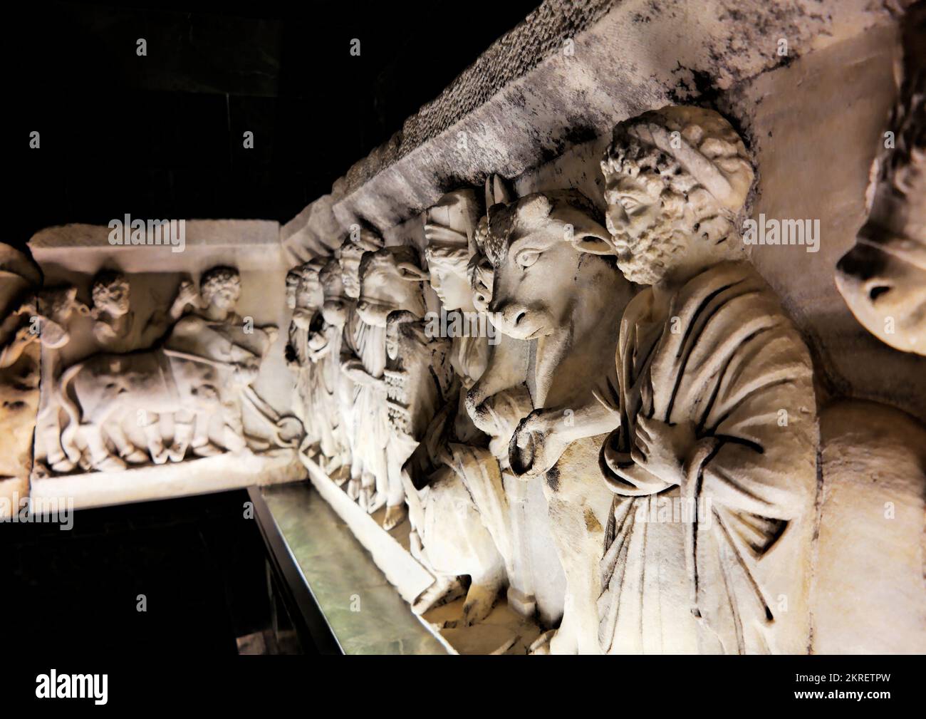 Antalya, Turquie - avril 2019 : partie d'une frise en marbre du Temple d'Apollon à Perge. Il montre que les bovins sont conduits par les gens à un lieu de sacrifice Banque D'Images