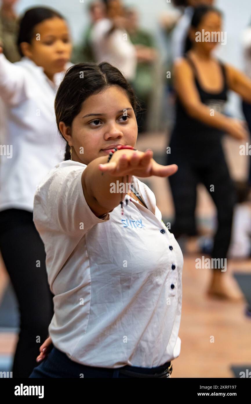 221115-N-LP924-1097 CARTAGENA (Colombie) (le 15 novembre 2022) les jeunes mères de Juan Fe participent à un cours de yoga conscient du traumatisme lors d'un événement femmes, paix et sécurité (SPSF) avec des soins médicaux gratuits fournis par le personnel affecté au navire-hôpital USNS Comfort (T-AH 20) Dans le cadre de la promesse continue 2022 à Juan Fe, à Cartagena, Colombie, le 15 novembre 2022. Comfort est déployé à la flotte américaine 4th afin de soutenir la promesse 2022, une mission d'aide humanitaire et de bonne volonté qui mène des soins médicaux directs, des soins vétérinaires expéditionnaires et des échanges d'experts en la matière avec cinq partenaires Banque D'Images