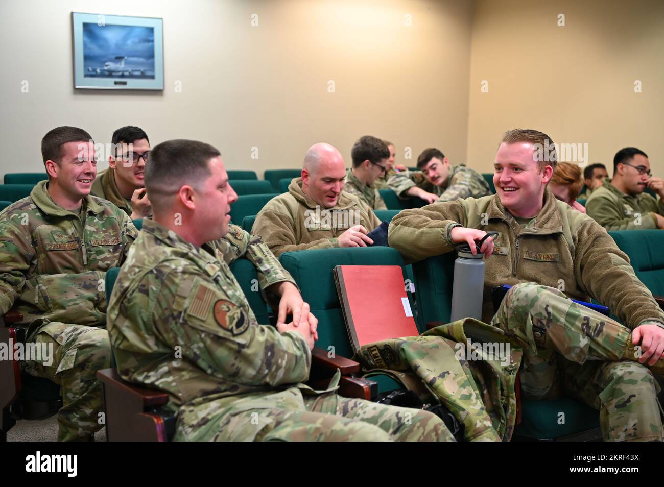 ÉTATS-UNIS Les aviateurs de la Force aérienne affectés à l'escadron de la mobilité aérienne 732nd attendent leur dernier mémoire lors de l'exercice Polar Force 23-2 au complexe de mobilité interarmées de la base interarmées Elmendorf-Richardson (Alaska), le 15 novembre 2022. Au cours de l'exercice, les membres des services de l'escadre de la base aérienne 673d et de l'escadron de la mobilité aérienne 732nd ont simulé les processus de déploiement et ont participé à des scénarios d'entraînement sur la capacité de survivre et d'exploiter (ATSO) afin de tester la capacité des aviateurs de se déployer à l'appui des commandants des combattants. Banque D'Images