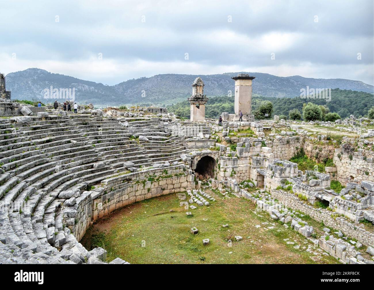 Antalya, Turquie, mai 2014 : ruines d'un ancien théâtre romain et paysage dans l'ancienne ville lycienne de Xanthos Banque D'Images