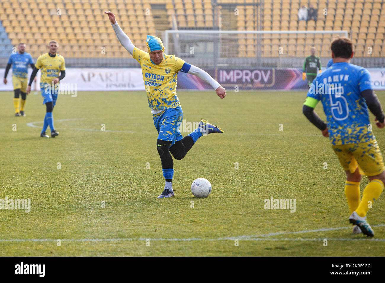 UZHHOROD, UKRAINE - LE 27 NOVEMBRE 2022 - l'avant du FC Minaj Yevhen Seleznov lance le ballon lors d'un match de football caritatif entre les équipes de Famous Banque D'Images