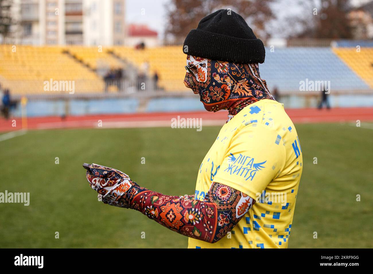 UZHHOROD, UKRAINE - 27 NOVEMBRE 2022 - MC KylymMen du groupe Kalush participe à un match de football de charité entre les équipes de la célèbre athl ukrainienne Banque D'Images