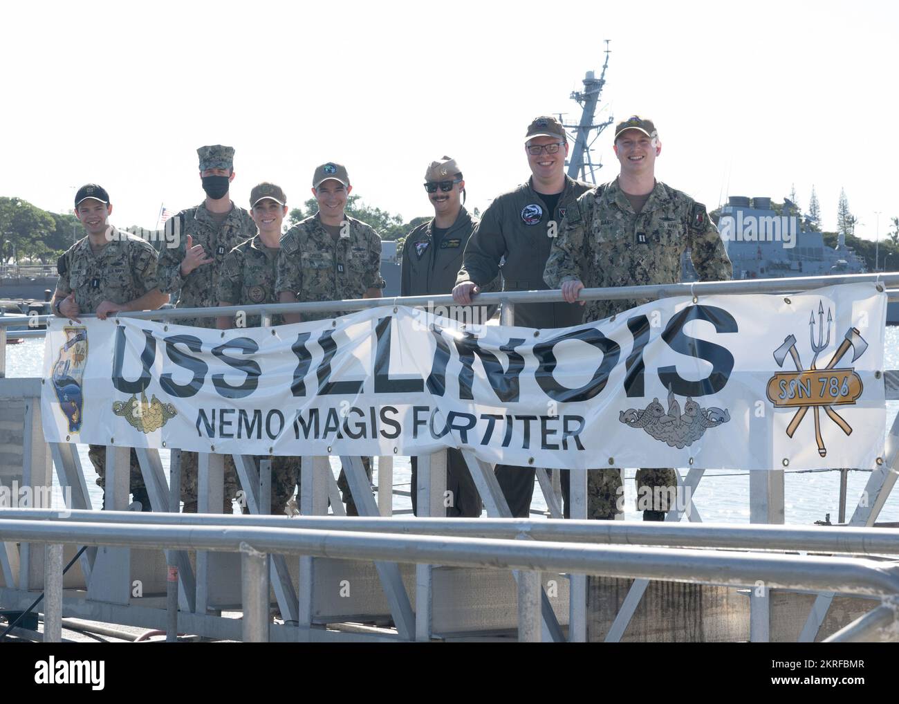 221115-N-MH811-1004 PEARL HARBOR (15 novembre 2022) — des officiers subalternes posent pour une photo sur le front de l'USS Illinois (SSN 786) pendant le commandant inaugural de la Force sous-marine des États-Unis Conférence et formation des officiers subalternes de la flotte du Pacifique (JOUST), 15 novembre 2022. Pacific JOUST est un événement communautaire, planifié et exécuté par des officiers subalternes pour développer les États-Unis Les futurs chefs de guerre sous-marine de la Marine. Pacific JOUST est un événement communautaire, planifié et exécuté par des officiers subalternes pour développer les États-Unis Les futurs chefs de guerre sous-marine de la Marine. Banque D'Images