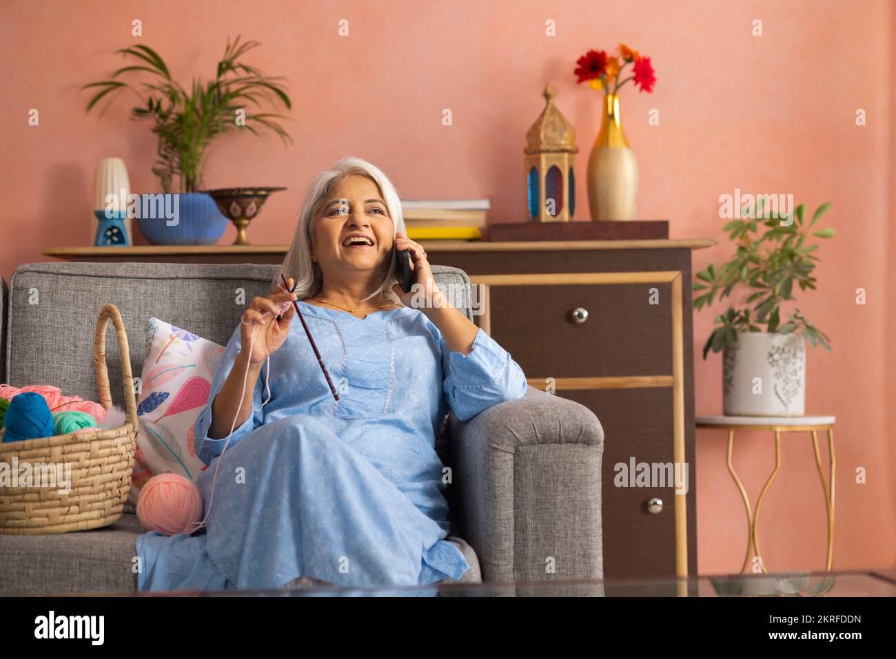 Portrait d'un vieux Woman talking on mobile phone Banque D'Images