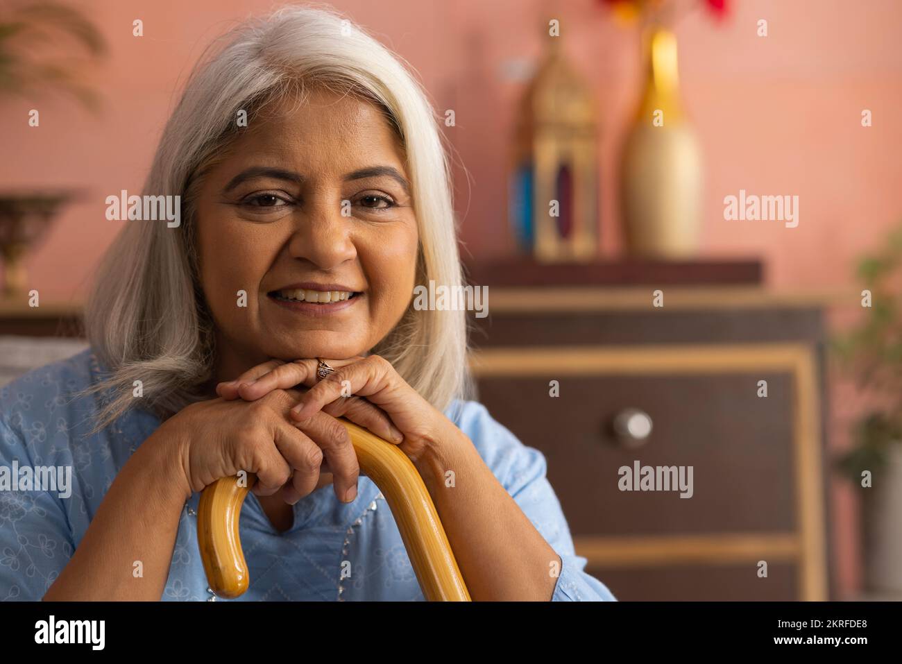 Gros plan d'une vieille femme avec un bâton de marche Banque D'Images