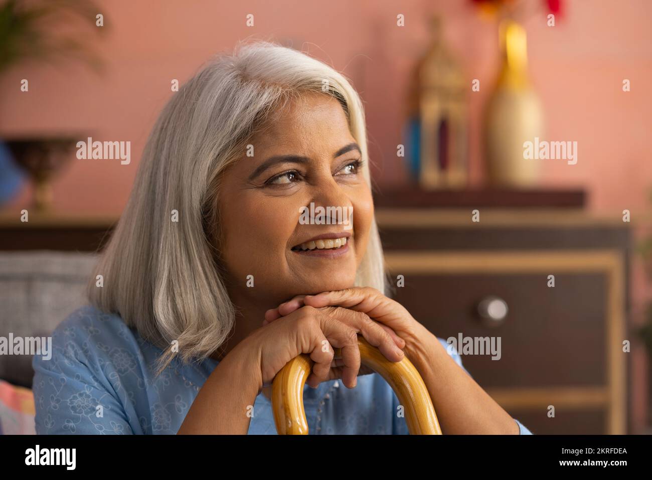 Gros plan d'une vieille femme avec un bâton de marche Banque D'Images