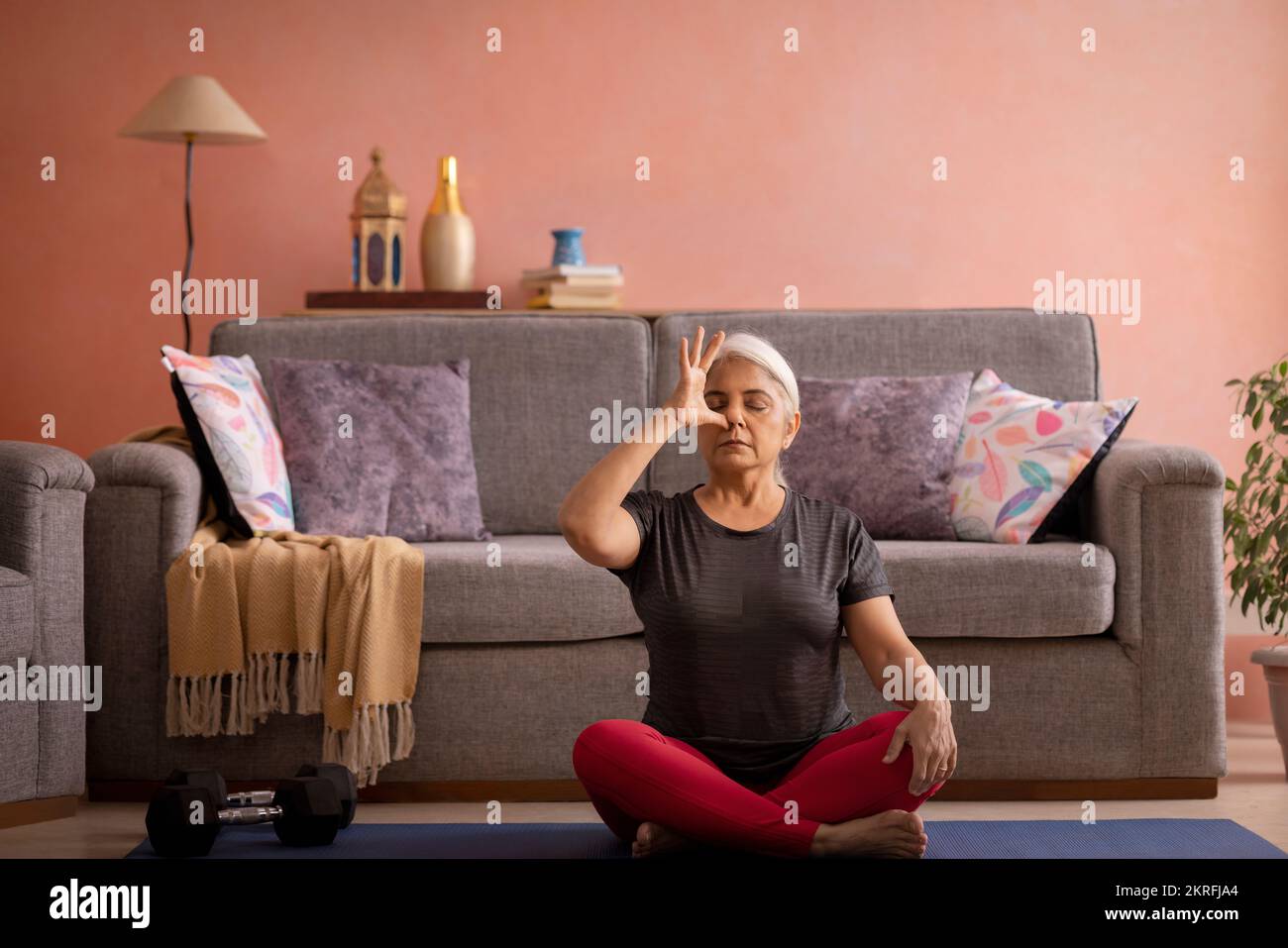 Portrait d'une vieille femme méditant à la maison Banque D'Images