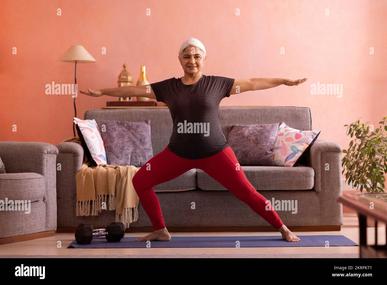 Portrait d'une vieille femme active s'exerçant à la maison Banque D'Images