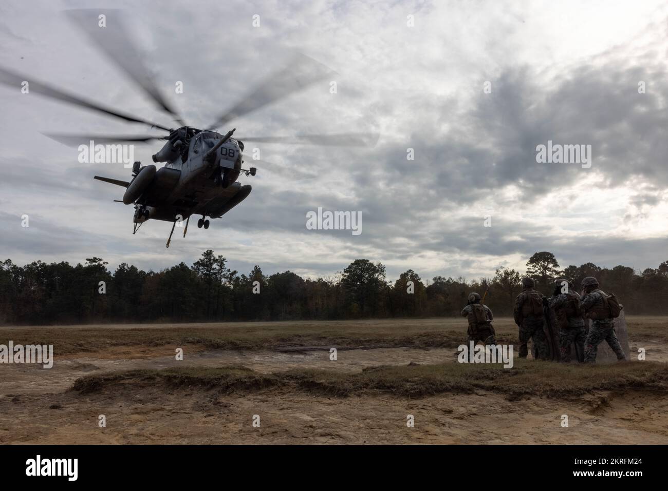 Les Marines des États-Unis avec combat Logistics Battalion (CLB) 22 attendent l'atterrissage d'un CH-53E Super Stallion lors d'un événement d'entraînement d'équipe de soutien d'hélicoptère au Camp Lejeune, Caroline du Nord, le 16 novembre 2022. Le CLB-22 a mené des opérations de levage externes pour s’entraîner pour de futures opérations de levage de charges lourdes et pour exécuter d’éventuelles missions d’urgence à l’appui de la 2e Division des Marines et de la 2e Force expéditionnaire des Marines. 2ème MLG, CLB 22, HST, JLTV, USNORTHCOM, ascenseur de véhicule, Banque D'Images