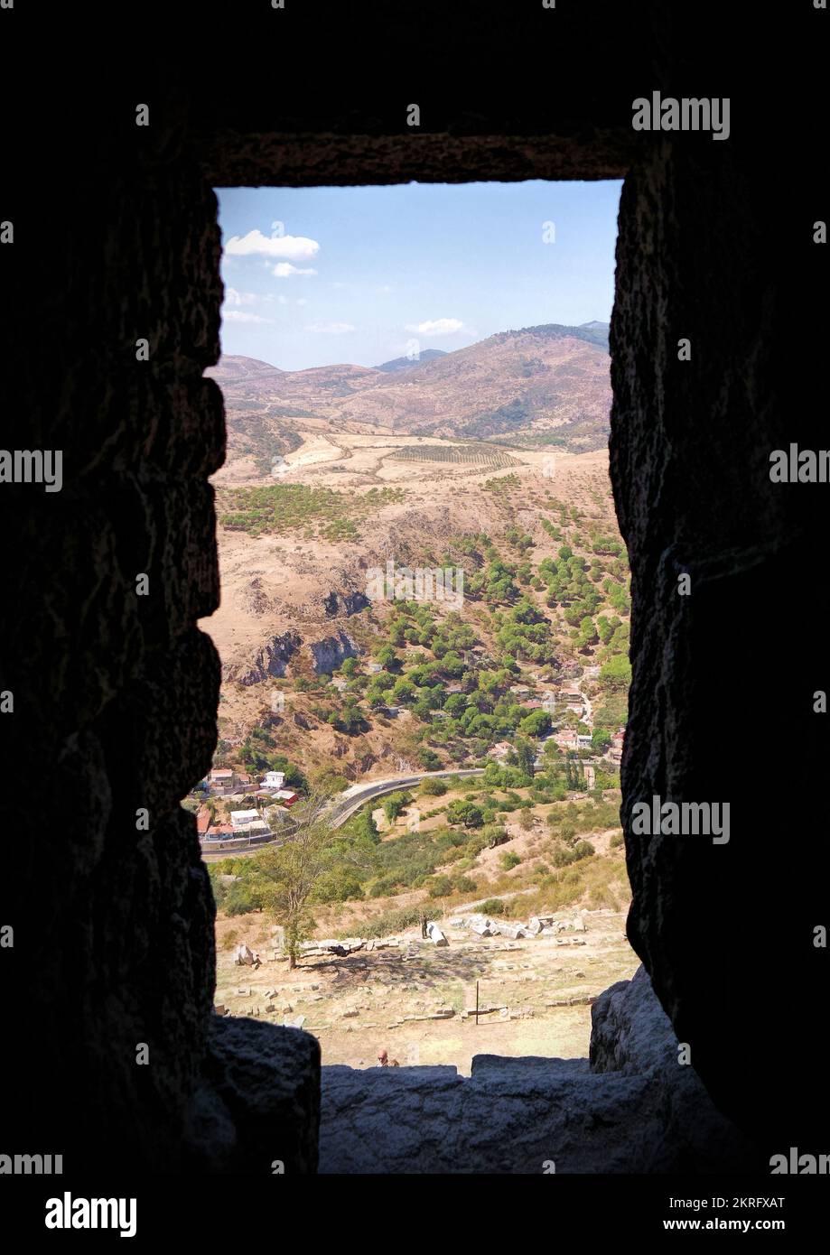 Bergama, Turquie, septembre 2018 : vue sur le paysage depuis la porte du théâtre hellénistique de Pergame au sommet de la colline de Kale. Cité ancienne de Pergame Banque D'Images