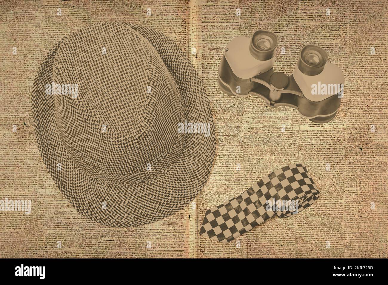 Au-dessus de la vue de la vie fixe de chapeau, cravate et jumelles à carreaux sur le journal noir et blanc Banque D'Images