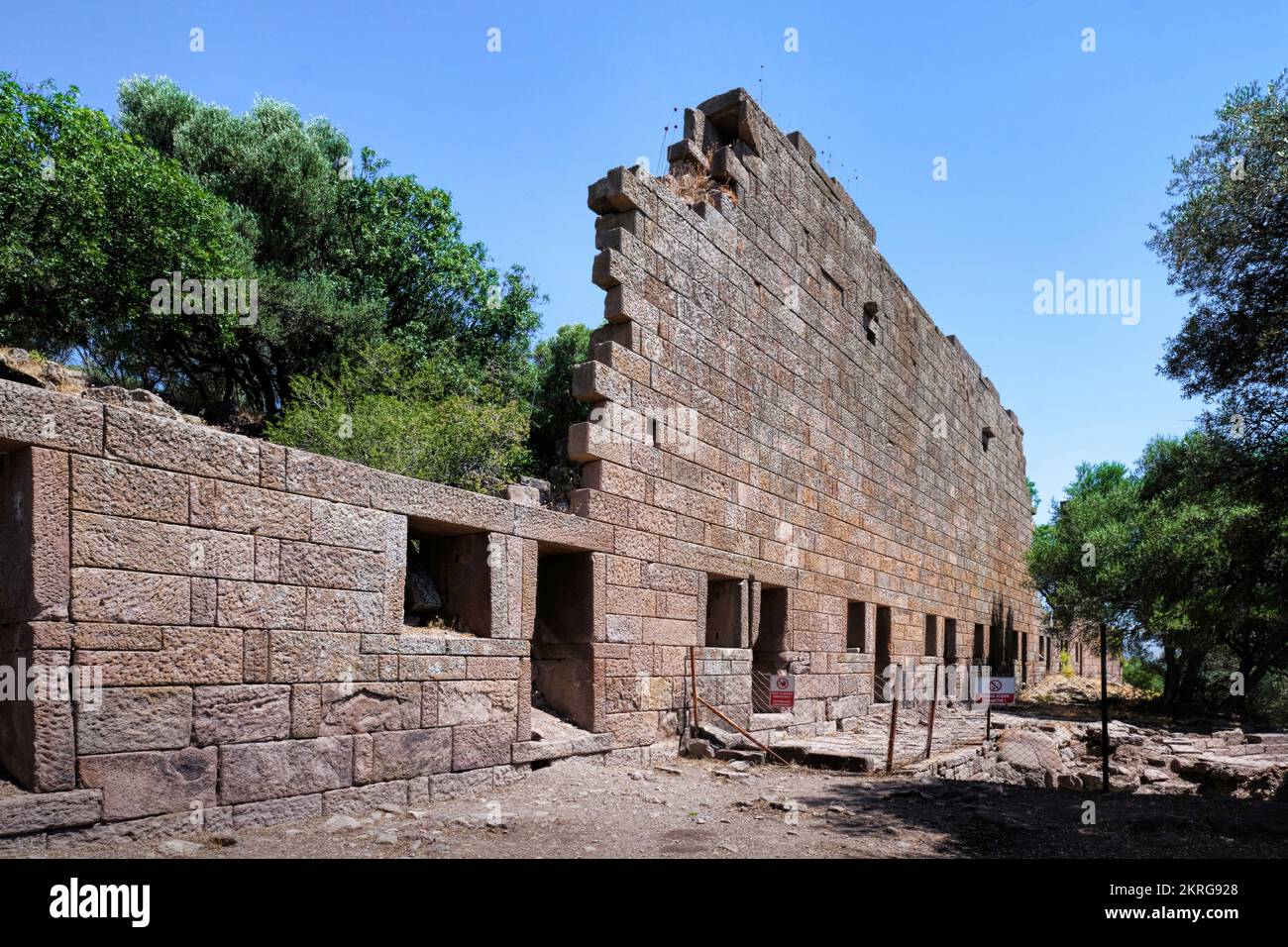 Manisa, Turquie- 1 août 2021, l'ancienne ville d'Aigai et le paysage de la montagne de Yunt Banque D'Images