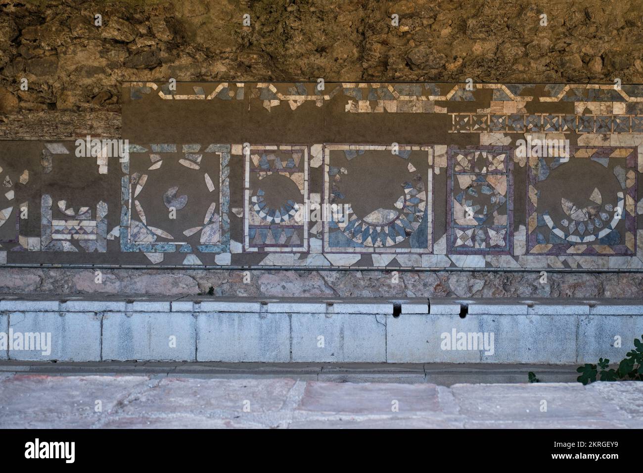 Aydin, Turquie - septembre 15 2021. Latrines romaines avec une belle mosaïque d'opus de l'ancienne ville de Magnesia ad Maeandrum Banque D'Images