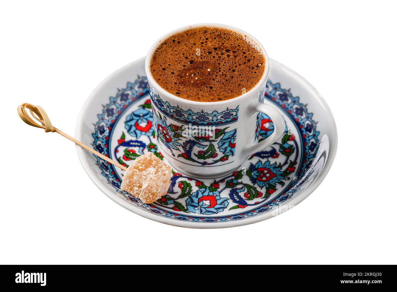Café turc dans une tasse de café classique sur fond blanc isolé Banque D'Images