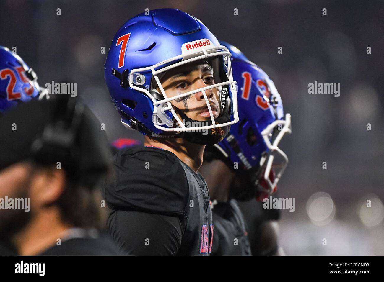 Los Alamitos Griffins quarterback Malachi Nelson (7) lors d'un match de 1 quart de finale de la CIF Southern Section Division contre long Beach Poly le vendredi, non Banque D'Images