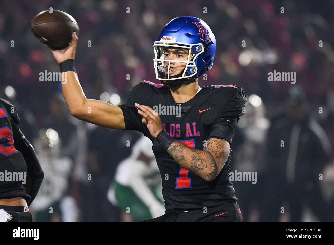 Los Alamitos Griffins quarterback Malachi Nelson (7) lors d'un match de 1 quart de finale de la CIF Southern Section Division contre long Beach Poly le vendredi, non Banque D'Images