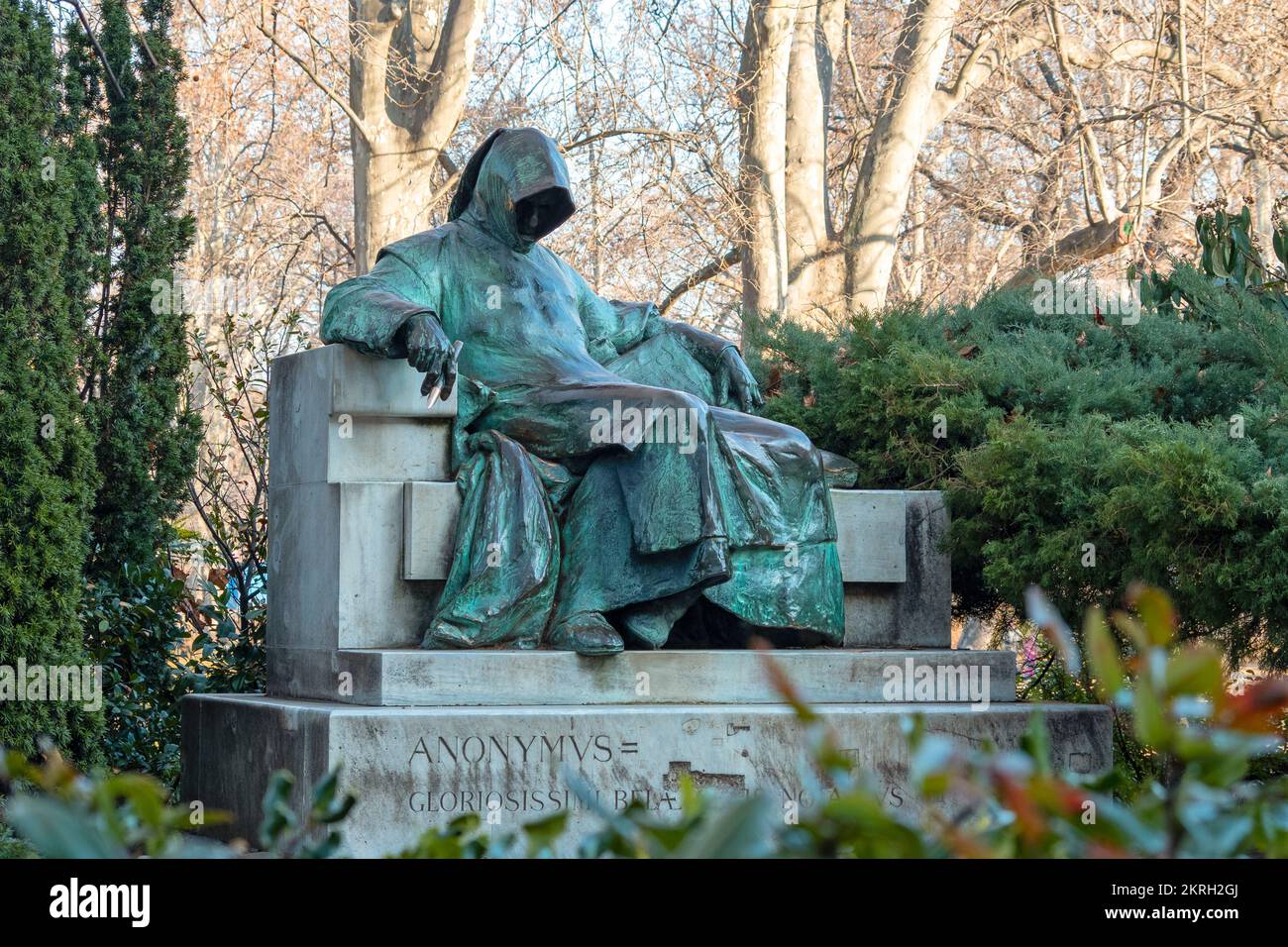 BUDAPEST - JANVIER 19 : statue d'Anonymus dans le Parc de la ville de Budapest sur 19 janvier. 2022 en Hongrie. Ce monument a été créé par Miklos Ligeti en 1 Banque D'Images