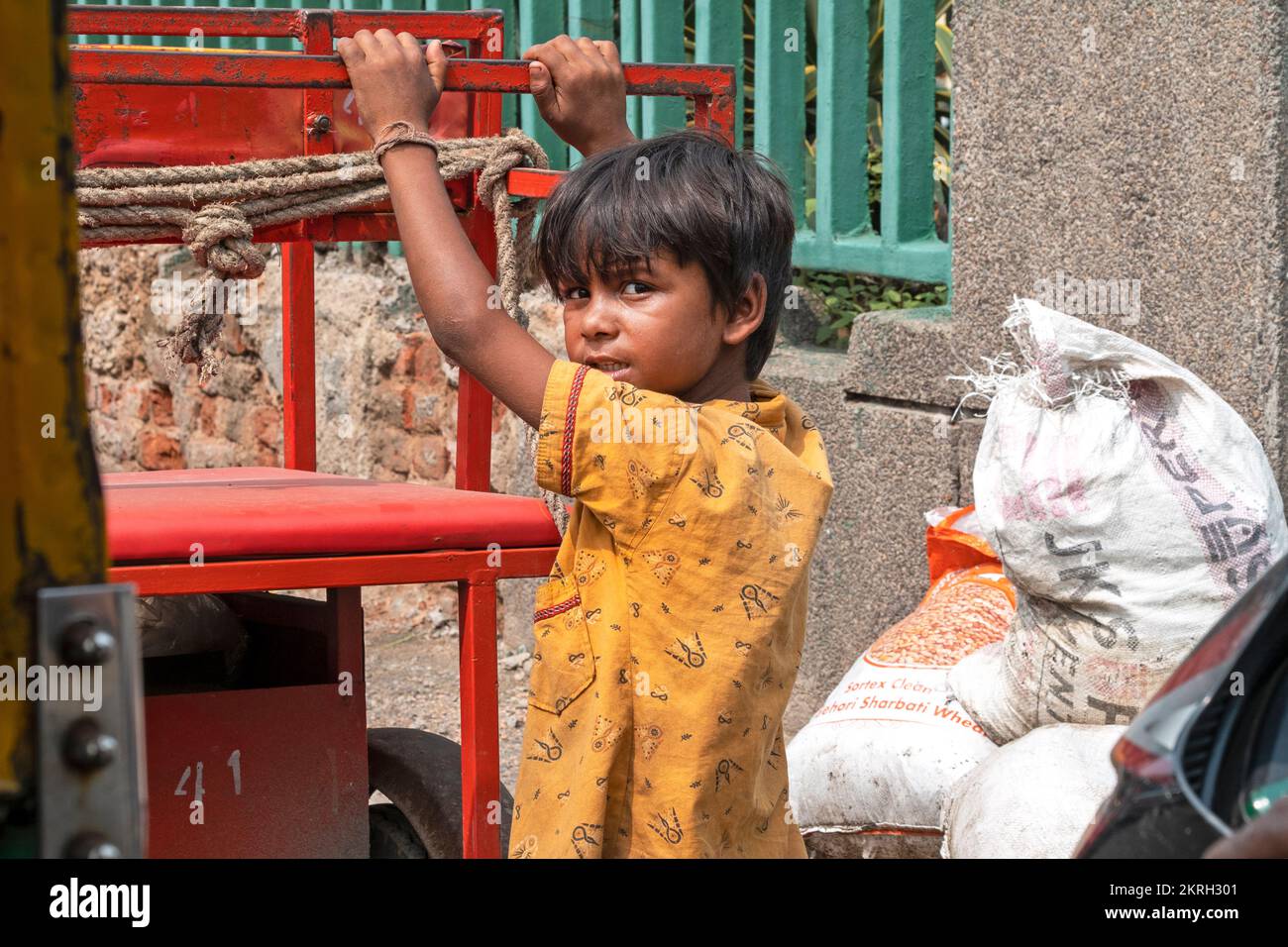 NEW DELHI - SEPTEMBRE 19 : portrait d'un enfant, garçon dans une rue de New Delhi sur 19 septembre. 2022 en Inde Banque D'Images