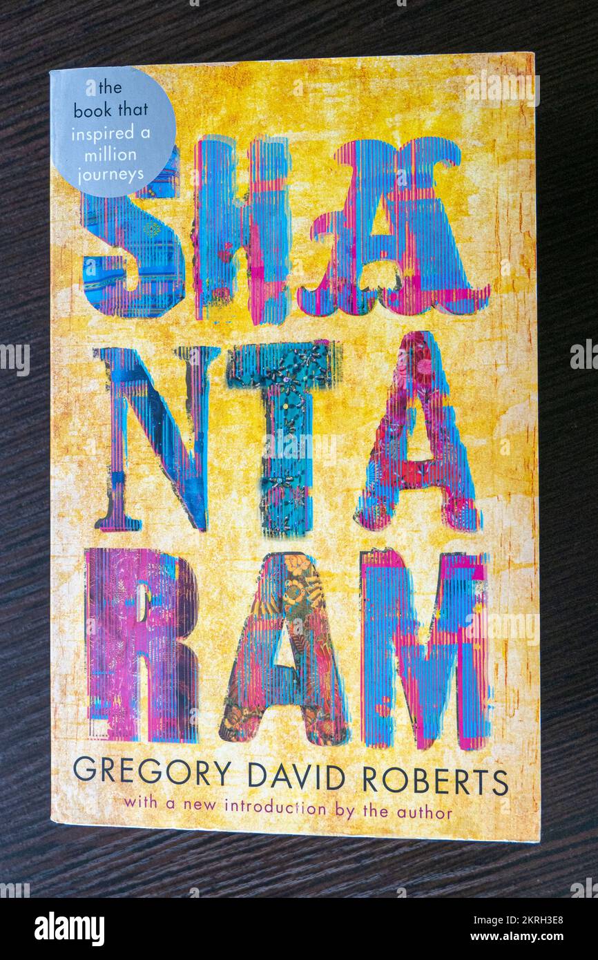 BERLIN - NOVEMBRE 18 : couverture du célèbre livre Shantaram de Gregory David Roberts sur une table à Berlin, sur 18 novembre. 2022 en Allemagne. Banque D'Images