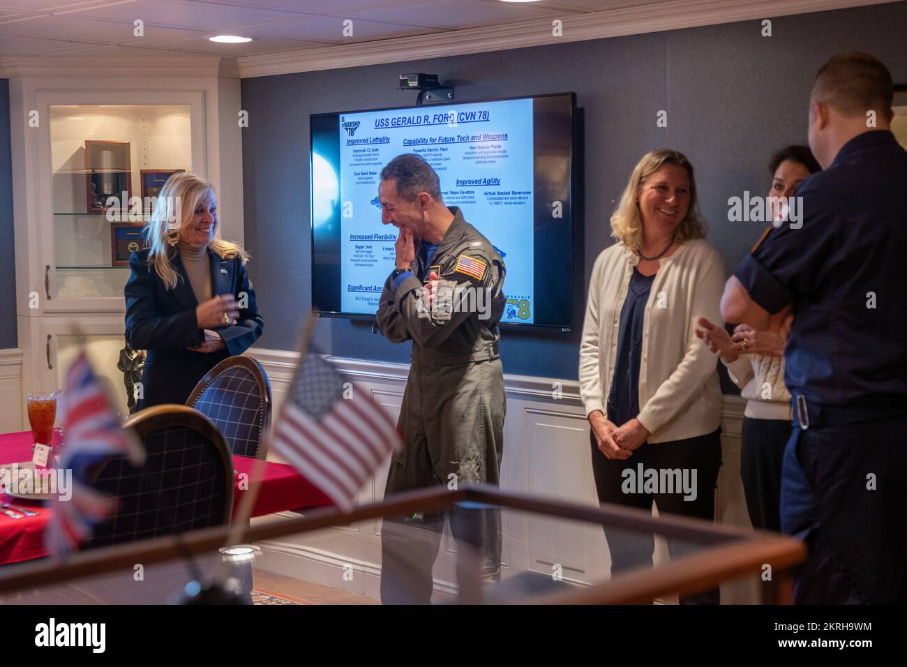 L'honorable Jane Hartley, États-Unis L’ambassadeur au Royaume-Uni de Grande-Bretagne et d’Irlande du Nord rencontre le capitaine Paul Lanzilotta, le commandant de l’USS Gerald R. Ford (CVN 78) et d’autres visiteurs distingués dans la cabine portuaire du CO, le 17 novembre 2022. La tournée a offert aux visiteurs distingués l’occasion de rencontrer des cadres supérieurs et a permis de se familiariser avec la conception, les technologies de pointe et les mises à niveau des transporteurs de la classe NIMITZ. Le navire est ancré sur la côte de Portsmouth, en Angleterre, ce qui marque le deuxième appel au port étranger pour la nouvelle nation Banque D'Images