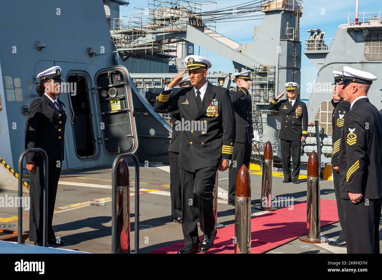 SAN DIEGO (17 novembre 2022) le capitaine DeWayne Sanders, commandant de l'escadron amphibie (CP) 1, salue les garçons de côté lors d'une cérémonie de changement de commandement à bord du quai de transport amphibie USS Portland (LPD 27), le 17 novembre 2022. Le capitaine Tate Robinson a soulagé Sanders à titre de commandant du CP 1 pendant la cérémonie. Banque D'Images