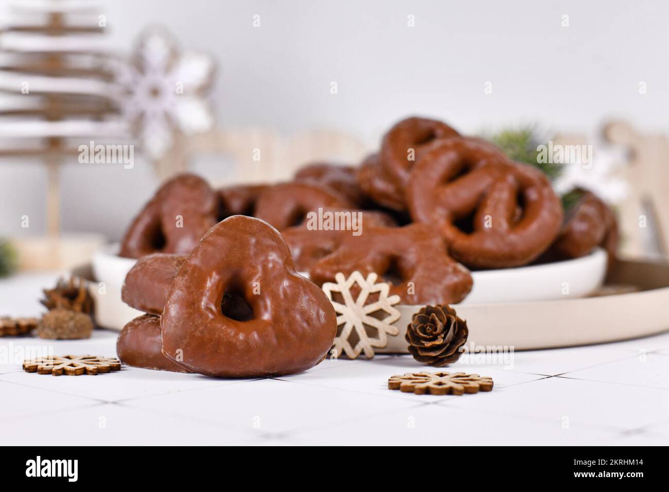 Biscuits de Noël traditionnels allemands glacés au pain d'épice appelés « Lebkuchen » sous différentes formes Banque D'Images