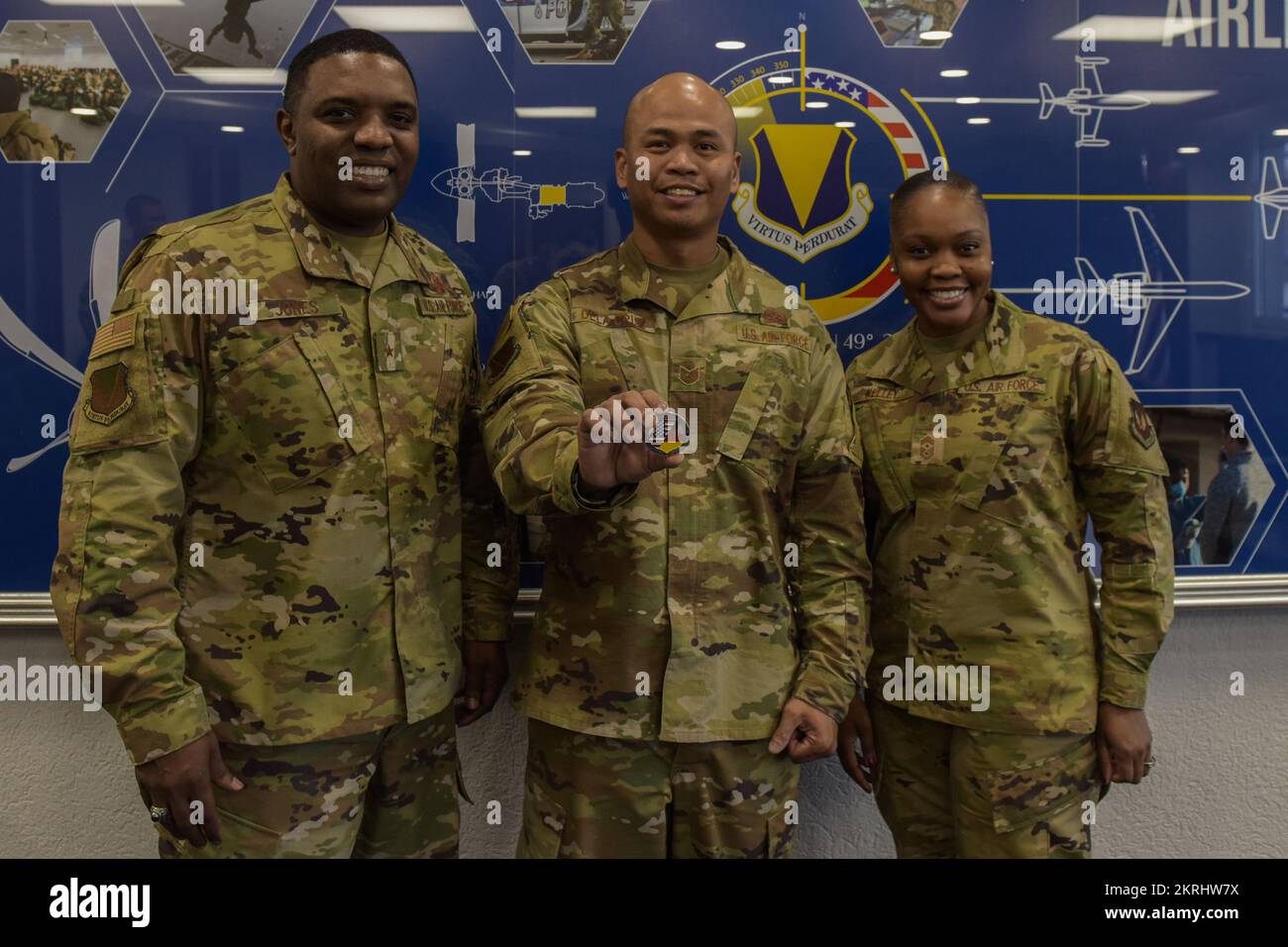 ÉTATS-UNIS Force aérienne Brig. Général Otis C. Jones, à gauche ...