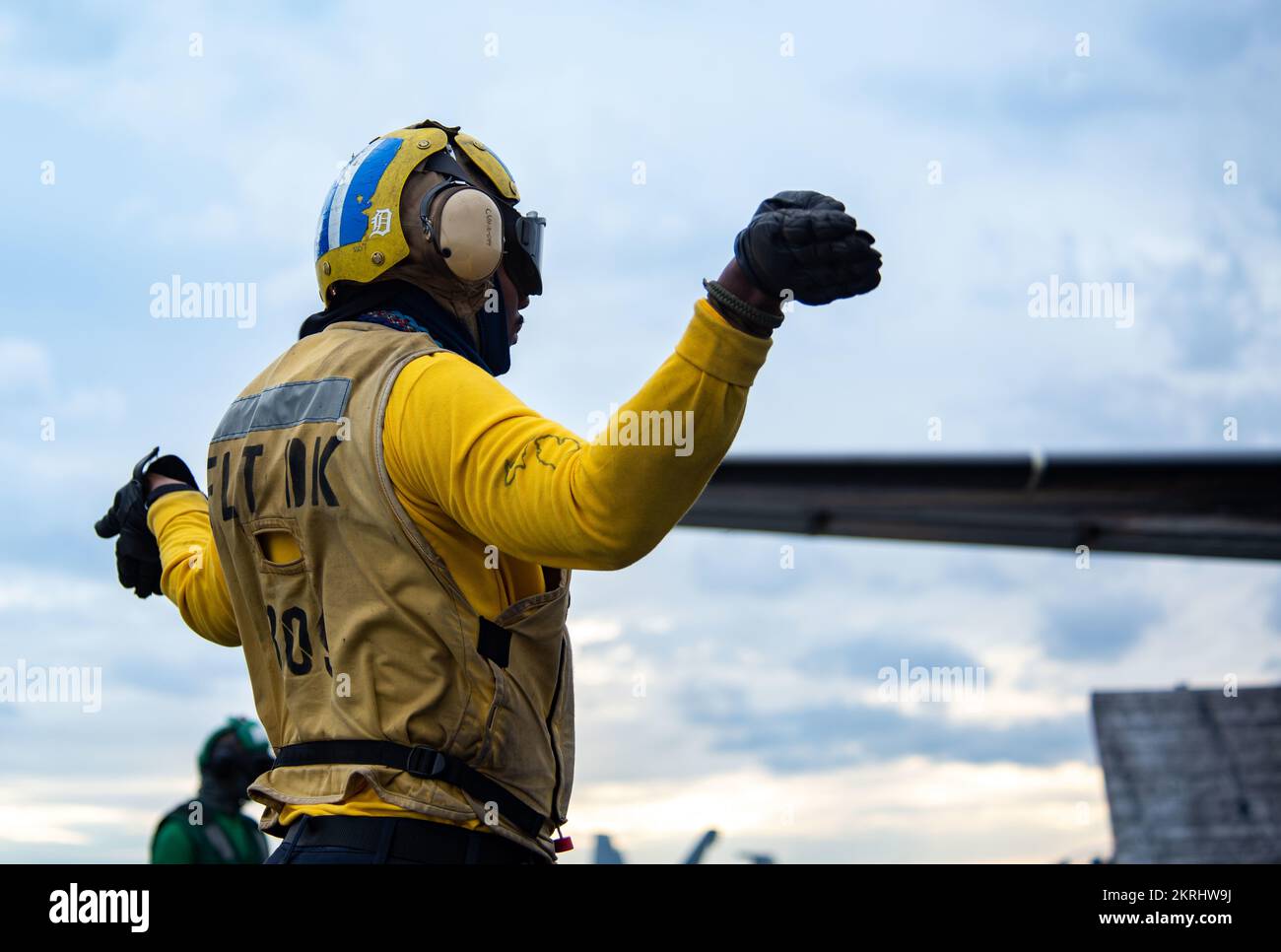 221118-N-WU964-1108 MER DES PHILIPPINES (le 18 novembre 2022) Aviation Boatswain’s Mate (Handling) Julian Bibb, de Detroit, signale aux pilotes un Greyhound C-2A, attaché au Fleet Logistics Squadron (VRC) 30 Det. 5, sur le pont de vol des États-Unis Le seul porte-avions de la Marine, le USS Ronald Reagan (CVN 76), en mer des Philippines, novembre 18. Le VRC 30 est l'un des deux seuls escadrons de soutien logistique qualifiés par les transporteurs, fournissant des fournitures, du personnel et du soutien logistique au Carrier Strike Group (CSG) 5. Ronald Reagan, le fleuron de la CSG 5, fournit une force prête au combat qui protège et défend Banque D'Images