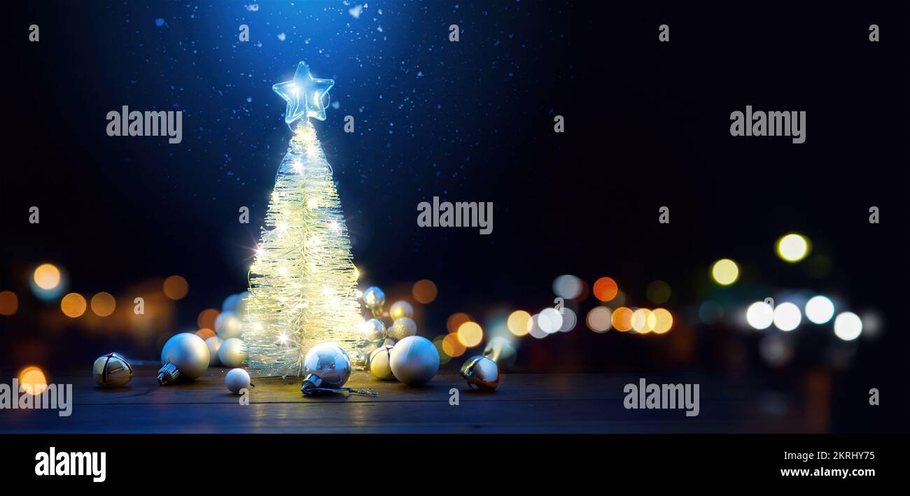 Sapin de Noël et lumière de Noël. Motif banderole de Noël ou carte de vœux avec espace de copie Banque D'Images