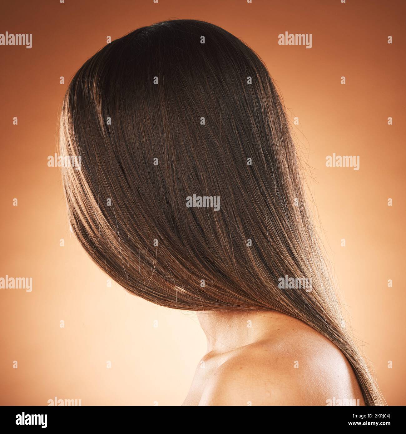 Femme, texture ou style de cheveux sur fond orange studio dans le marketing de traitement de kératine, la publicité de redressement brésilien ou d'auto-soins. Modèle Banque D'Images