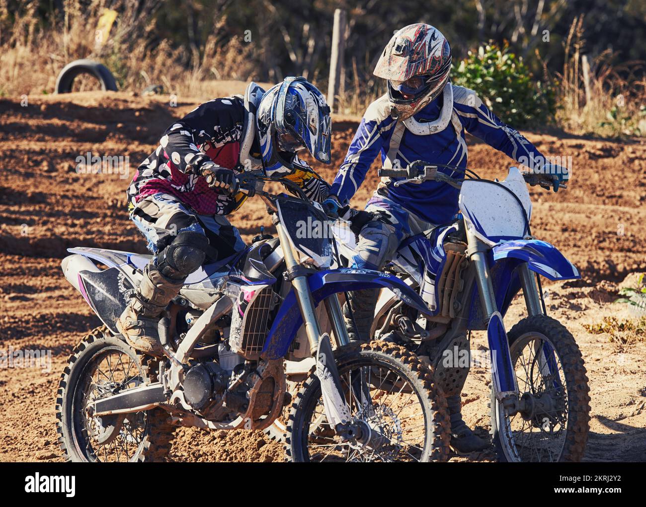 Il est temps d'extraire cette piste. un pilote de motocross vérifie si son adversaire est en bonne condition. Banque D'Images