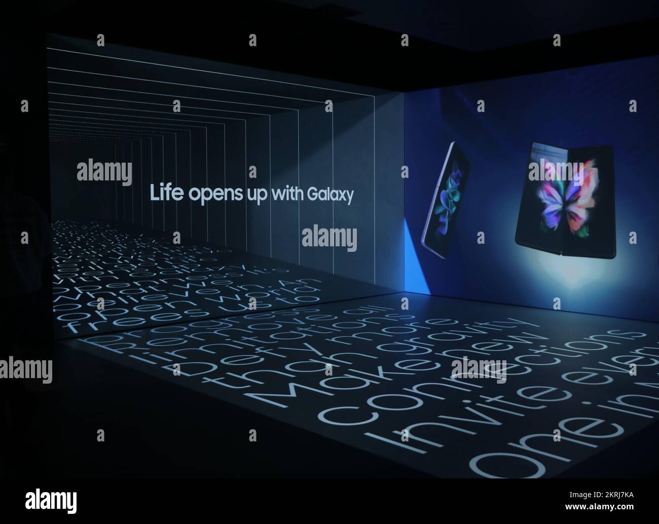 Barcelone, Espagne. 28 février 2022. Les visiteurs traversent une projection annonçant la nouvelle série Samsung Galaxy lors du Mobile World Congress (MW Banque D'Images